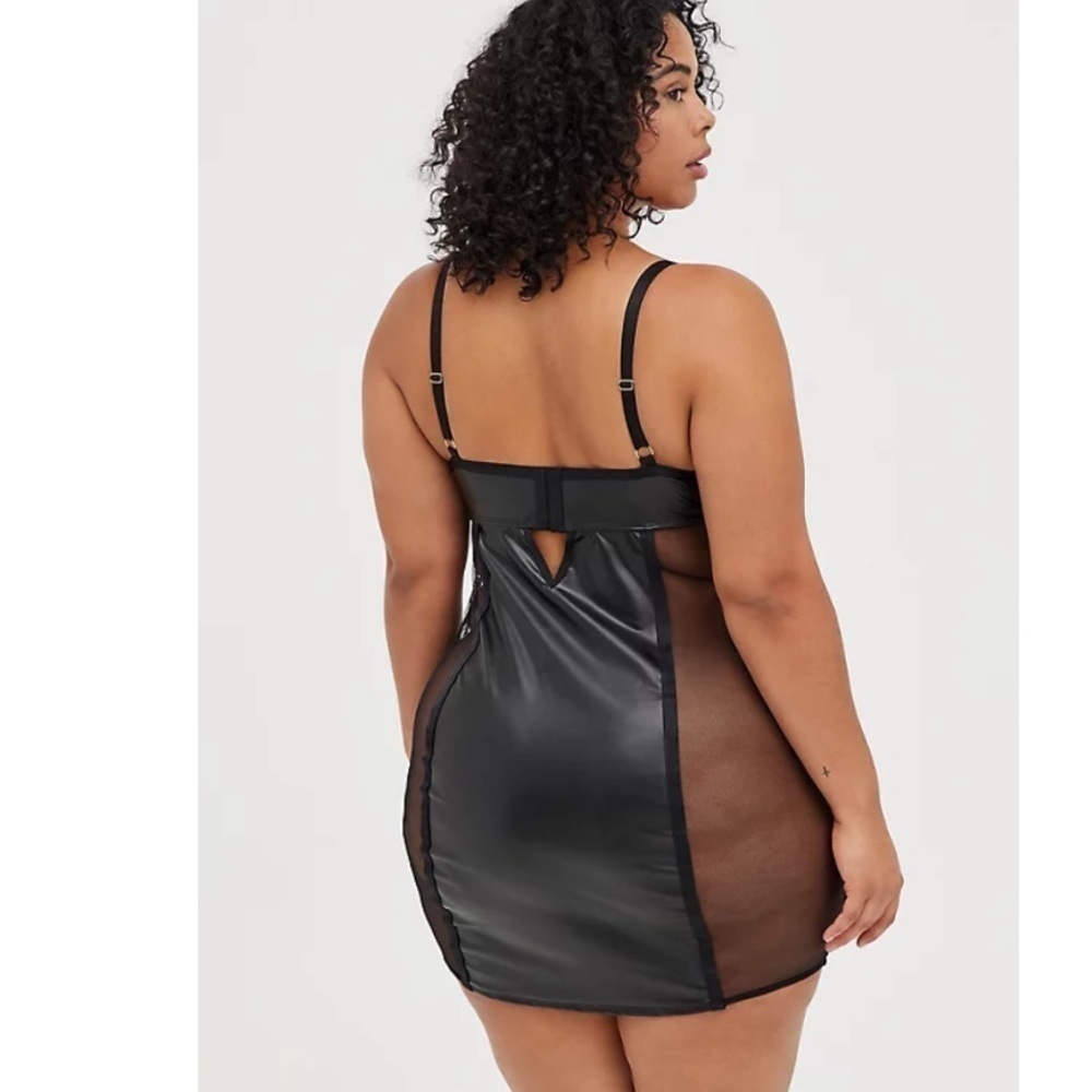 Torrid size 3 UNDERWIRE CHEMISE - FAUX LEATHER & MESH BLACK - Picture 4 of 9